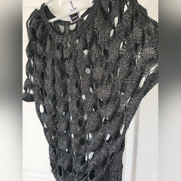 SWEATER IN DARK GRAY SITH HOLES IN SIZE S. - Picture 2 of 5
